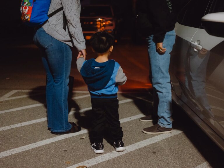Plus de 100 000 enfants américains ont eu un parent détenu lors de contrôles d&rsquo;immigration, selon les estimations d&rsquo;un rapport
