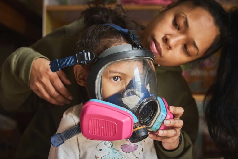 Ce que vous devez savoir sur les effets nocifs des gaz lacrymogènes sur les enfants