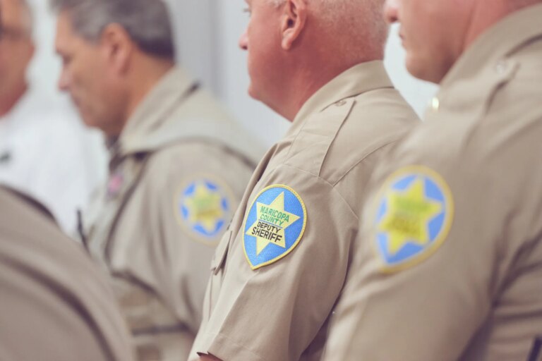 Une enquête judiciaire dénonce un « modèle inquiétant » de violations dans le plus grand bureau du shérif de l&rsquo;Arizona