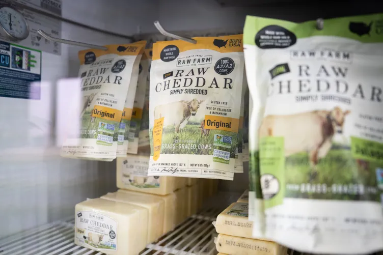 Sacs et blocs de fromage cheddar cru de marque Raw Farm