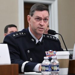 La Force spatiale est confrontée à une incertitude budgétaire alors que son leader prévoit de quitter le mois prochain