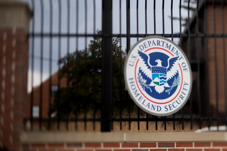 Le DHS prévoit une « guerre totale » contre les fraudeurs à l’immigration alors que les plaintes pour fraude doublent