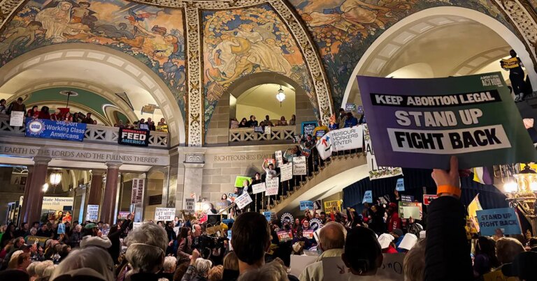 Les républicains du Missouri tentent d’abroger le droit à l’avortement en s’appuyant sur un sentiment anti-trans