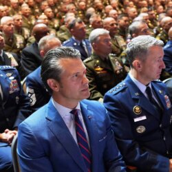 Les hauts commandants ont dit à Hegseth de ne pas supprimer le programme de protection civile, selon un sondage. Il l&rsquo;a fait quand même.