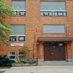 Dans les écoles privées « quasi publiques », 100 % des élèves bénéficient de bons de scolarité. Il n&rsquo;y a presque aucune responsabilité.