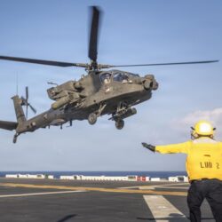 Des eaux agitées aident une entreprise à faire une démonstration de « fabrication expéditionnaire » à bord d’un navire de guerre