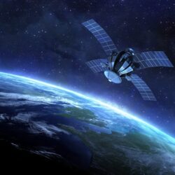 Les responsables couvrent le pari du satellite de suivi des avions de SpaceX avec trois contrats d&rsquo;entreprise plus petits