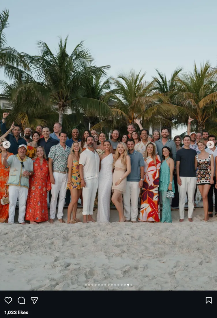 Une publication Instagram d'une photo de groupe montre environ 35 personnes, dont Donald Trump Jr. ; sa femme, Bettina Trump ; Ivanka Trump ; Jared Kushner ; Tiffany Trump ; et l'oligarque russe Umar Kremlev.