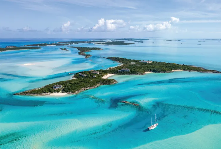 Une vue aérienne des îles tropicales entourées d’eau turquoise.