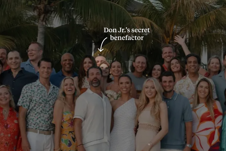 Une photo de groupe montre Donald Trump Jr. ; sa femme, Bettina Trump ; et l'oligarque russe Umar Kremlev. Une flèche pointe vers Kremlev avec les mots « le bienfaiteur secret de Don Jr. ».