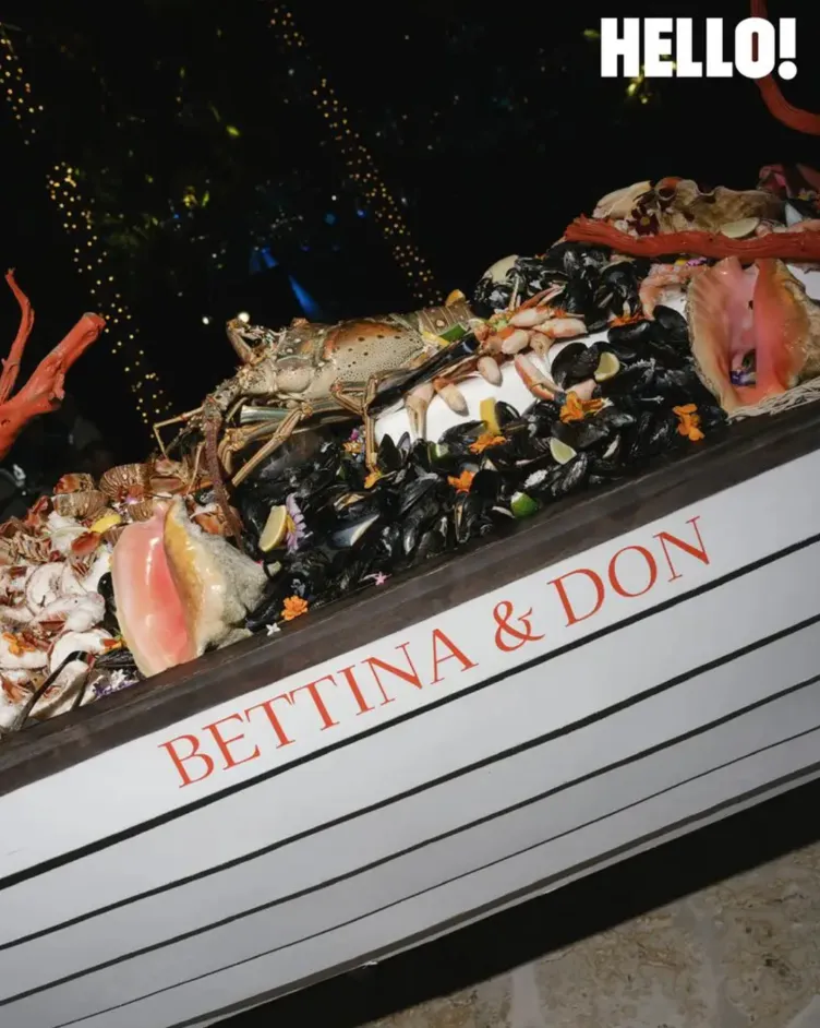 Homards, moules et autres fruits de mer exposés dans un bateau labellisé « Bettina & Don ».
