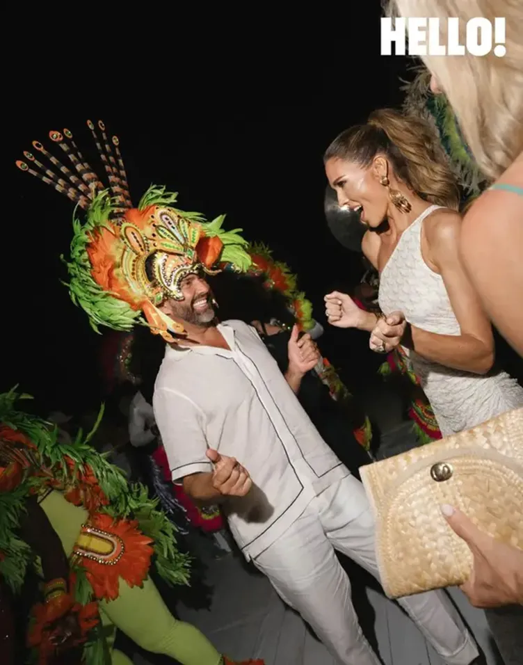 Donald Trump Jr. porte un casque Junkanoo multicolore tout en dansant avec Bettina Trump.
