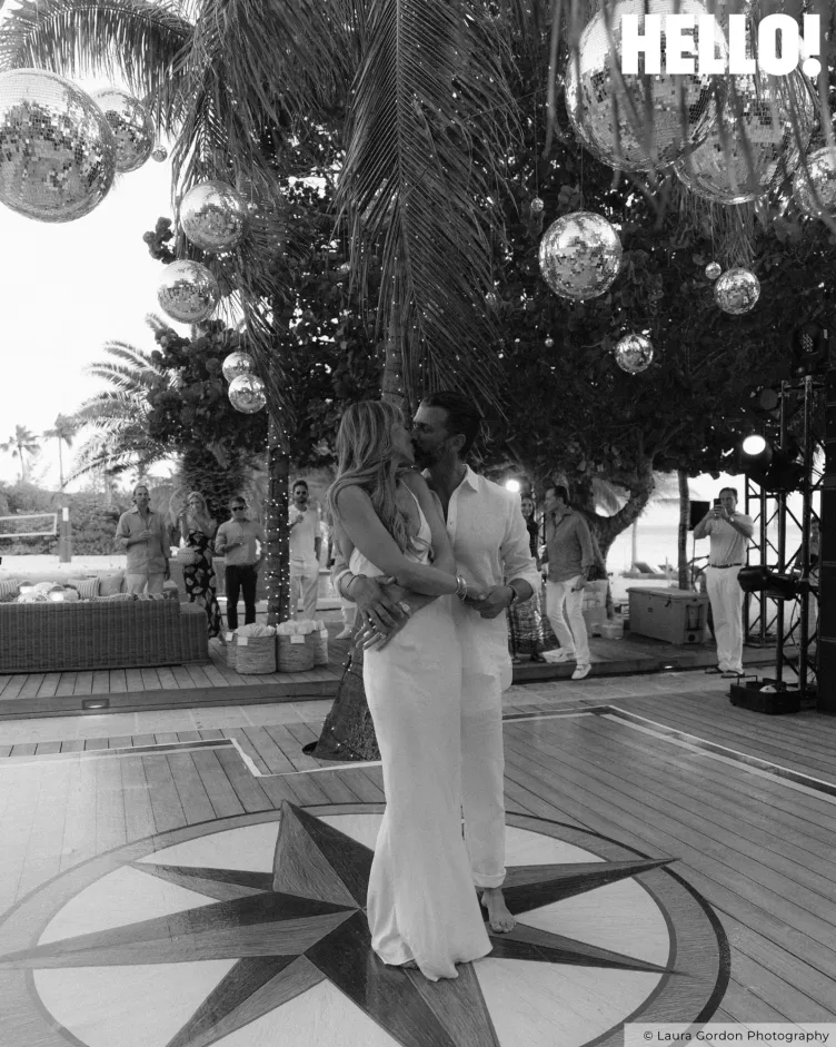 Une photo de Donald Trump Jr. et de sa femme, Bettina, s'embrassant sur une piste de danse.