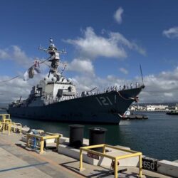 Après 40 jours de combat, le destroyer de la Marine rentre chez lui