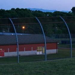 Partout au pays, les prisons pour jeunes ferment. Cet État construit davantage.
