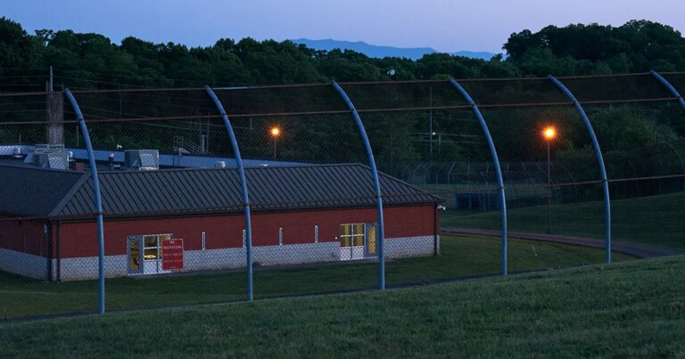 Partout au pays, les prisons pour jeunes ferment. Cet État construit davantage.