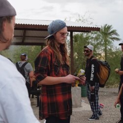 Les refuges pour sans-abri autour de Phoenix sont pleins. Son téléphone est la ligne d&rsquo;assistance non officielle pour les familles en difficulté.